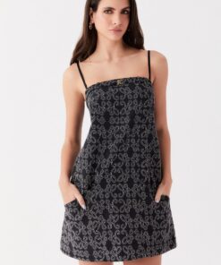 Alternative view of Jardineira Thais