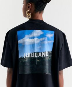 Alternative view of Tee Iuiuland Letreiro