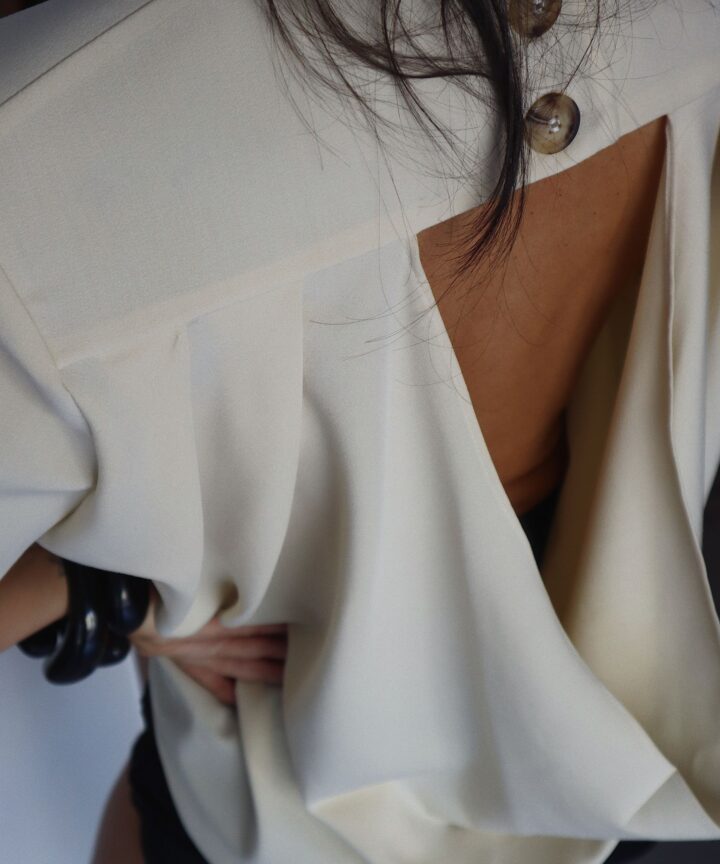 Alternative view of BLUSA ELORA