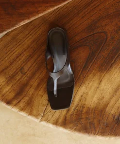 Alternative view of SANDÁLIA MILENA